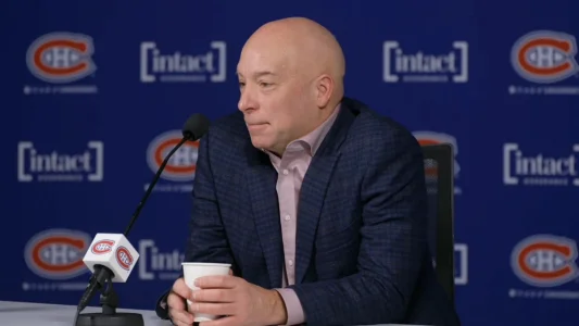 Le directeur général du Canadien de Montréal, Kent Hughes, en conférence de presse devant les médias.