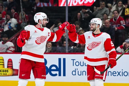 10 janvier 2026 ; Montréal, Québec, CAN ; le joueur de centre des Red Wings de Detroit, Dylan Larkin (71), célèbre avec lailier droit Alex DeBrincat (93) son but marqué contre les Canadiens de Montréal durant la deuxième période au Centre Bell.