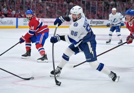 24 avril 2026 ; Montréal, Québec, CAN ; lattaquant du Lightning de Tampa Bay, Nikita Kucherov (86), décoche un tir vers le filet des Canadiens de Montréal durant la deuxième période du troisième match de la première ronde des séries éliminatoires de la Coupe Stanley 2026, au Centre Bell.
