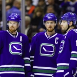 Ryan Kesler en compagnie des frères Henrik et Daniel Sedin