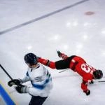 Tom Wilson frappe un solide mur face à Rasmus Ristolainen aux Jeux olympiques