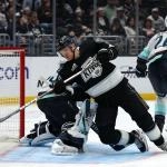 4 février 2026 ; Los Angeles, Californie, États-Unis ; Corey Perry (10), ailier droit des Kings de Los Angeles, perd l\'équilibre durant la deuxième période face au Kraken de Seattle à la Crypto.com Arena.