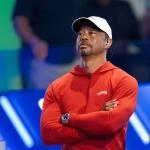 Tiger Woods, du Jupiter Links GC, observe son équipe affronter le Boston Common Golf lors d’un match TGL au SoFi Center le 17 mars 2026 à Palm Beach Gardens, en Floride.