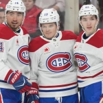 29 mars 2026 ; Raleigh, Caroline du Nord, États-Unis ; Le centre des Canadiens de Montréal, Nick Suzuki (14), est félicité par le défenseur Lane Hutson (48) et l\'ailier droit Cole Caufield (13) après avoir marqué un but contre les Hurricanes de la Caroline au cours de la deuxième période au Lenovo Center.