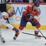 28 décembre 2024 ; Sunrise, Floride, États-Unis ; L\'ailier gauche des Panthers de la Floride, Matthew Tkachuk (19), passe le palet devant le défenseur des Canadiens de Montréal, Lane Hutson (48), au cours de la troisième période à l\'Amerant Bank Arena.