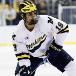 7 mars 2025 ; Ann Arbor, Michigan, États-Unis ; Michael Hage (19), attaquant des Wolverines du Michigan, patine avec le palet face à Penn State lors d\'un match de quart de finale du tournoi de la Big Ten à la Yost Arena.