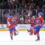 18 décembre 2025; Montréal, Québec, Canada; Le défenseur des Canadiens de Montréal, Alexandre Carrier (45), et son coéquipier, l\'attaquant Juraj Slafkovsky (20), célèbrent une victoire contre les Blackhawks de Chicago au Centre Bell.