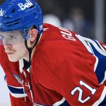 12 janvier 2026 ; Montréal, Québec, Canada ; Le défenseur des Canadiens de Montréal, Kaiden Guhle (21), observe l\'échauffement avant le match contre les Canucks de Vancouver au Centre Bell.