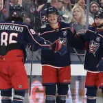 24 janvier 2026 ; Columbus, Ohio, États-Unis ; L\'ailier gauche des Columbus Blue Jackets, Mason Marchment (17), célèbre son troisième but de la rencontre avec l\'ailier droit Kirill Marchenko (86) et le centre Adam Fantilli (19) au cours de la troisième période du match contre le Lightning de Tampa Bay à la Nationwide Arena.