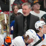 Un retour surprise de Patrick Roy chez les Islanders? Les indices s'accumulent 4 avril 2026 ; Raleigh, Caroline du Nord, États-Unis ; Patrick Roy, l\'entraîneur-chef des Islanders de New York, réagit face aux Hurricanes de la Caroline au cours de la première période au Lenovo Center.