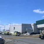 Le toit d\'un entrepôt s\'effondre