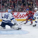 9 avril 2026 ; Montréal, Québec, Canada ; L\'attaquant des Canadiens de Montréal, Cole Caufield (13), marque son cinquantième but de la saison face au gardien du Lightning de Tampa Bay, Andrei Vasilevskiy (88), au cours de la deuxième période au Centre Bell.