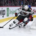 9 novembre 2017; Montréal, Québec, Canada; le défenseur du Wild du Minnesota, Matt Dumba (24), dispute la rondelle à l\'attaquant des Canadiens de Montréal, Brendan Gallagher (11), durant la première période au Centre Bell.