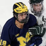 Le gardien de but de Michigan State, Trey Augustine (1), � gauche, d�fend ses cages face � lattaquant du Michigan, Michael Hage (19), lors de la deuxi�me p�riode du � Duel in the D � � la Little Caesars Arena de D�troit, le samedi 7 f�vrier 2026.