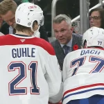 « Il n'est pas capable de faire ça, lui » : message clair à Martin St-Louis 2 novembre 2024 ; Pittsburgh, Pennsylvanie, États-Unis ; L\'entraîneur-chef des Canadiens de Montréal, Martin St-Louis (à l\'arrière), s\'entretient avec le défenseur Kaiden Guhle (21) et le centre Kirby Dach (77) sur le banc lors du match contre les Penguins de Pittsburgh, au cours de la troisième période, au PPG Paints Arena.