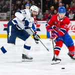 21 janvier 2025; Montr�al, Qu�bec, Canada; lailier gauche des Canadiens de Montr�al, Juraj Slafkovsky (20), joue la rondelle contre le d�fenseur du Lightning de Tampa Bay, Victor Hedman (77), durant la troisi�me p�riode au Centre Bell.