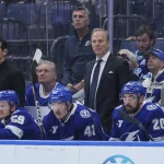 Coup dur pour Jon Cooper et le Lightning à l'aube du deuxième match contre le Canadien 15 décembre 2025 ; Tampa, Floride, États-Unis ; Jon Cooper, l\'entraîneur-chef du Lightning de Tampa Bay, observe le match contre les Panthers de la Floride lors de la troisième période au Benchmark International Arena.