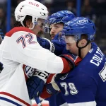 28 décembre 2022 ; Tampa, Floride, États-Unis ; Le défenseur des Canadiens de Montréal Arber Xhekaj (72) et le centre du Lightning de Tampa Bay Ross Colton (79) s\'affrontent lors d\'une bagarre au cours de la troisième période à l\'Amalie Arena.