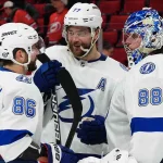 24 novembre 2023 ; Raleigh, Caroline du Nord, �tats-Unis ; Le gardien de but du Lightning de Tampa Bay, Andrei Vasilevskiy (88), est f�licit� par le d�fenseur Victor Hedman (77) et lailier droit Nikita Kucherov (86) apr�s leur victoire contre les Hurricanes de la Caroline � la PNC Arena.
