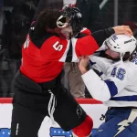 Alerte match robuste : le Lightning sort les gros bras face au Canadien 11 décembre 2025 ; Newark, New Jersey, États-Unis ; Le défenseur des New Jersey Devils, Brenden Dillon (5), et l\'ailier droit du Tampa Bay Lightning, Scott Sabourin (46), s\'affrontent lors d\'une bagarre au cours de la première période au Prudential Center.