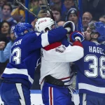 21 avril 2026 ; Tampa, Floride, États-Unis ; Le défenseur des Lightning de Tampa Bay, Darren Raddysh (43), et l\'ailier gauche Brandon Hagel (38) s\'affrontent avec l\'ailier droit des Canadiens de Montréal, Josh Anderson (17), au cours de la deuxième période du deuxième match du premier tour des séries éliminatoires de la Coupe Stanley 2026, au Benchmark International Arena.