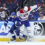 21 avril 2026 ; Tampa, Floride, États-Unis ; Le défenseur du Lightning de Tampa Bay, J.J. Moser (90), et le centre des Canadiens de Montréal, Kirby Dach (77), se disputent la rondelle au cours de la troisième période du deuxième match du premier tour des séries éliminatoires de la Coupe Stanley 2026, au Benchmark International Arena.