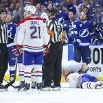 21 avril 2026 ; Tampa, Floride, États-Unis ; Josh Anderson (17), l\'ailier droit des Canadiens de Montréal, est pris en charge par le personnel médical lors du deuxième match du premier tour des séries éliminatoires de la Coupe Stanley 2026 contre le Lightning de Tampa Bay au Benchmark International Arena.