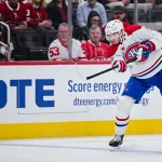 19 mars 2026 ; Détroit, Michigan, États-Unis ; Le défenseur des Canadiens de Montréal, Noah Dobson (53), effectue une passe lors de la première période du match contre les Red Wings de Détroit au Little Caesars Arena.