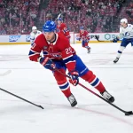 24 avril 2026; Montréal, Québec, Canada; L\'attaquant des Canadiens de Montréal, Juraj Slafkovsky (20), contrôle la rondelle face au Lightning de Tampa Bay lors de la première période du troisième match du premier tour des séries éliminatoires de la Coupe Stanley 2026 au Centre Bell.