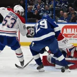 31 mars 2026 ; Tampa, Floride, États-Unis ; Le défenseur des Canadiens de Montréal Noah Dobson (53) et l\'ailier droit du Lightning de Tampa Bay Pontus Holmberg (29) tentent de s\'emparer de la rondelle au cours de la troisième période au Benchmark International Arena.