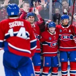 21 mars 2026 ; Montréal, Québec, Canada ; L\'ailier droit des Canadiens de Montréal, Cole Caufield (13), célèbre son deuxième but du match avec le défenseur Mike Matheson (8) et l\'ailier gauche Juraj Slafkovsky (20) face aux Islanders de New York, au cours de la troisième période au Centre Bell.