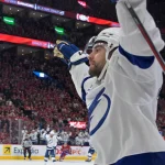 24 avril 2026 ; Montréal, Québec, Canada ; L\'attaquant du Lightning de Tampa Bay, Brandon Hagel (38), célèbre après avoir marqué un but contre les Canadiens de Montréal au cours de la deuxième période du troisième match du premier tour des séries éliminatoires de la Coupe Stanley 2026, au Centre Bell.