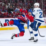 26 avril 2026 ; Montréal, Québec, Canada ; Le défenseur des Canadiens de Montréal, Arber Xhekaj (72), est projeté en l\'air après un choc avec l\'ailier droit du Lightning de Tampa Bay, Oliver Bjorkstrand (22), au cours de la deuxième période du quatrième match du premier tour des séries éliminatoires de la Coupe Stanley 2026, au Centre Bell.