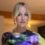 Émily Bégin fait réagir avec son look CH et ses bas collants révélateurs