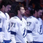 19 novembre 2024 ; Pittsburgh, Pennsylvanie, �tats-Unis ; Nick Paul (20), ailier gauche, Anthony Cirelli (71), centre, et Ryan McDonagh (27), d�fenseur du Lightning de Tampa Bay, se tiennent debout pendant lhymne national lors du match contre les Penguins de Pittsburgh au PPG Paints Arena.