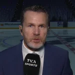Le journaliste de TVA Sports, Renaud Lavoie, en direct � la t�l�vision pendant le match du Canadien de Montr�al.