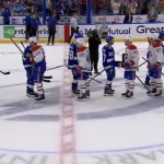 Poign�e de main entre le Canadien de Montr�al et le Lightning de Tampa Bay hier soir.