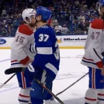 Poign�e de main entre le Canadien de Montr�al et le Lightning de Tampa Bay.