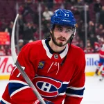 Surprise majeure sur l'avenir de Kirby Dach : « il va être avec le Canadien pour les 10 prochaines années » 13 novembre 2025; Montréal, Québec, Canada; Kirby Dach (77), centre des Canadiens de Montréal, observe l\'échauffement avant le match contre les Stars de Dallas au Centre Bell.