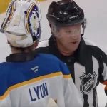L\'arbitre Kyle Rehman en discussion avec le gardien des Sabres de Buffalo, Alex Lyon, contre le Canadien de Montr�al.