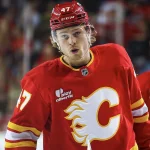 Acquisition via transaction : le Canadien vient d'être lié à un jeune centre prometteur 1er janvier 2026 ; Raleigh, Caroline du Nord, États-Unis ; Le défenseur des Canadiens de Montréal, Lane Hutson (48), et l\'ailier gauche des Hurricanes de la Caroline, William Carrier (28), se disputent le palet au cours de la première période au Lenovo Center.