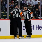 13 mai 2026 ; Denver, Colorado, �tats-Unis ; L\'arbitre Francis Charron (6) et l\'arbitre Gord Dwyer (19) se concertent apr�s un accrochage survenu au cours de la premi�re p�riode du match opposant l\'Avalanche du Colorado au Wild du Minnesota, dans le cadre du cinqui�me match du deuxi�me tour des s�ries �liminatoires de la Coupe Stanley 2026, � la Ball Arena.