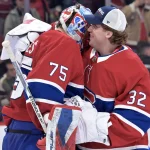 Martin St-Louis confirme une première décision avant le match ultime au KeyBank Center 26 mars 2026 ; Montréal, Québec, Canada ; Le gardien des Canadiens de Montréal, Jakub Dobes (75), célèbre la victoire contre les Blue Jackets de Columbus avec son coéquipier, le gardien Jacob Fowler (32), au Centre Bell.