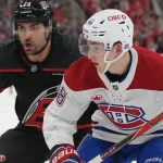 La LNH cause la surprise et modifie l'horaire des matchs entre le Canadien et les Hurricanes 1er janvier 2026 ; Raleigh, Caroline du Nord, États-Unis ; Le défenseur des Canadiens de Montréal, Lane Hutson (48), et l\'ailier gauche des Hurricanes de la Caroline, William Carrier (28), se disputent le palet au cours de la première période au Lenovo Center.