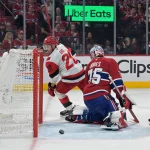 25 mai 2026 ; Montréal, Québec, Canada ; Sebastian Aho (20), centre des Hurricanes de la Caroline, célèbre après avoir marqué le but décisif en prolongation, devant le gardien des Canadiens de Montréal Jakub Dobes (75) et l\'ailier gauche Juraj Slafkovsky (20), lors du troisième match de la finale de la Conférence de l\'Est des séries éliminatoires de la Coupe Stanley 2026, au Centre Bell