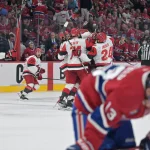 25 mai 2026 ; Montréal, Québec, Canada ; Les joueurs des Hurricanes de la Caroline célèbrent leur victoire lors du troisième match de la finale de la Conférence de l\'Est contre les Canadiens de Montréal, dans le cadre des séries éliminatoires de la Coupe Stanley 2026, au Centre Bell