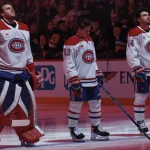 21 décembre 2025 ; Pittsburgh, Pennsylvanie, États-Unis ; La formation de départ des Canadiens de Montréal (de gauche à droite), comprenant le gardien Jakub Dobes (75), l\'ailier droit Cole Caufield (13), le centre Nick Suzuki (14), le défenseur Mike Matheson (8), le défenseur Noah Dobson (53) et l\'ailier droit Zachary Bolduc (76), se lève pour l\'hymne national canadien avant le match contre les Penguins de Pittsburgh à la PPG Paints Arena.