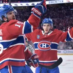 10 mai 2026 ; Montréal, Québec, Canada ; L\'attaquant des Canadiens de Montréal Alex Newhook (15) célèbre avec son coéquipier, le défenseur Lane Hutson (48), après avoir marqué un but contre les Sabres de Buffalo au cours de la première période du troisième match du deuxième tour des séries éliminatoires de la Coupe Stanley 2026, au Centre Bell.