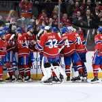 17 mars 2026 ; Montréal, Québec, Canada ; Les joueurs des Canadiens de Montréal se rassemblent pour célébrer leur victoire contre les Bruins de Boston à la fin du match au Centre Bell.