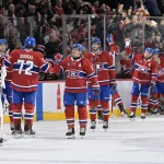 1er novembre 2025 ; Montréal, Québec, Canada ; L\'attaquant des Canadiens de Montréal, Alex Newhook (15), célèbre avec ses coéquipiers après avoir marqué le but de la victoire contre les Sénateurs d\'Ottawa lors de la prolongation au Centre Bell.